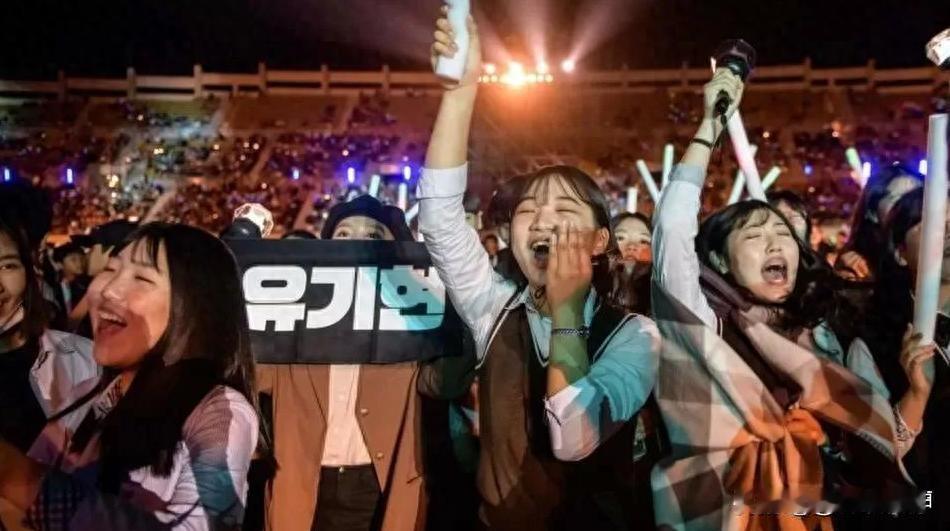 韩流这次回中国，玩的不是以前“砸明星、霸屏幕”的老路子，而是偷偷往产业链里“扎深