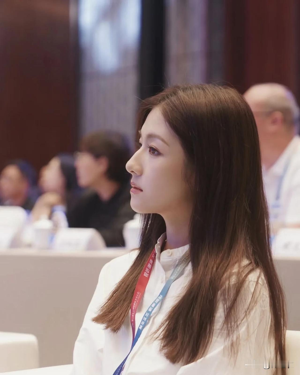 李兰迪的气质其实挺多变的，什么清冷学姐，明媚小太阳，古灵精怪甜妹，所以她的每一面