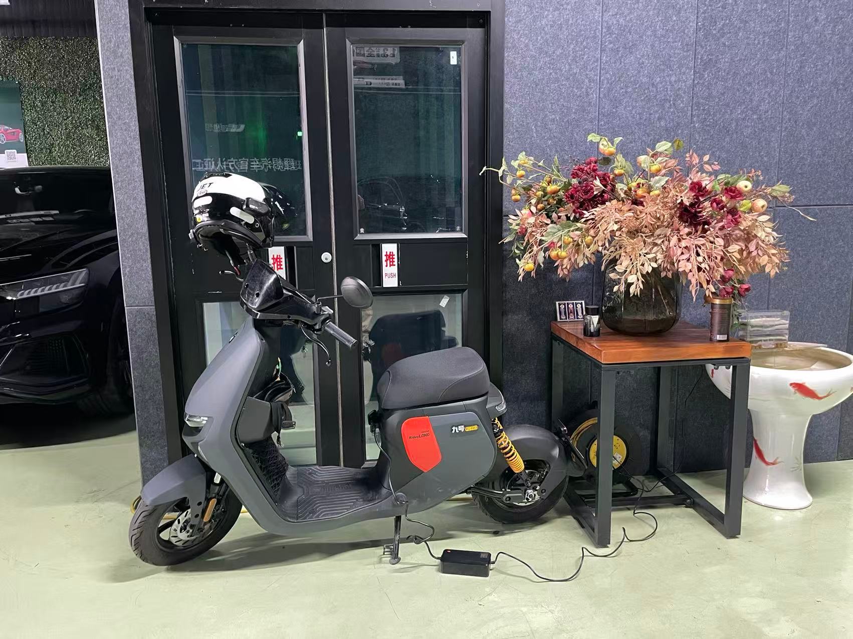 朋友的雅马哈 XMAX被撞了，借我的九号上下班，被照顾得很好，还回来还给我充满电