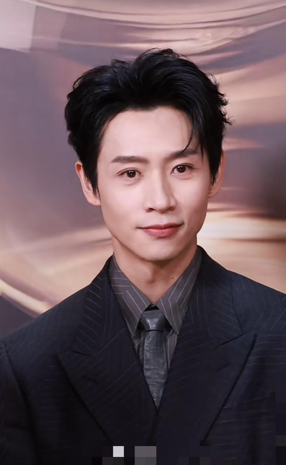 40岁当爹的人，红毯上比19岁演叶烁时还嫩。
他西装一脱，背肌线条能把衬衫撑出棱