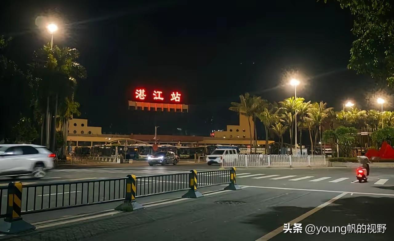 黎湛铁路的终点，广东湛江火车站，是湛江当地最老和曾经规模最大的火车站。湛江当地的