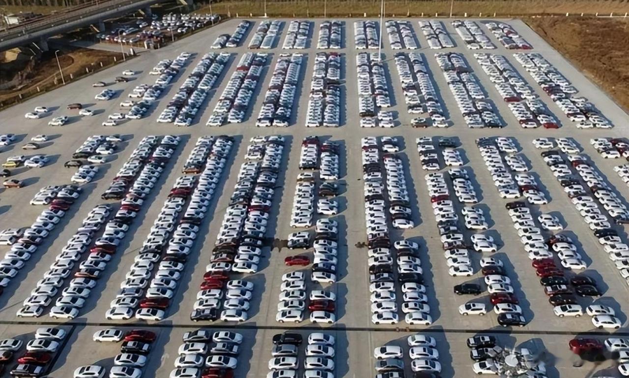 新车变库存车！海口车主花21万买车，提车一月多处生锈，商家竟隐瞒实情
 
近日，