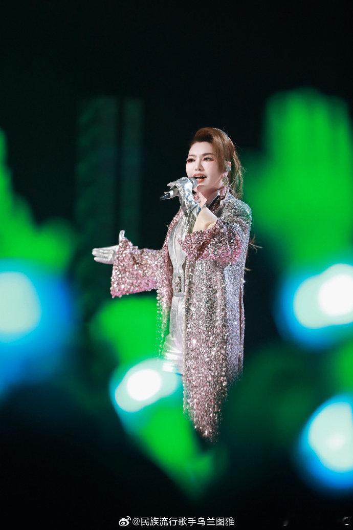 乌兰图雅职业生涯第一首英文歌乘风2026 《Just Like Fire》舞台，
