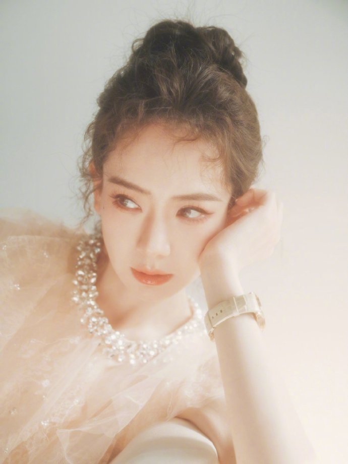 #戚薇少了一双缎带舞鞋##戚薇颧骨痣# “少了一双缎带舞鞋”戚薇最新造型真的好美