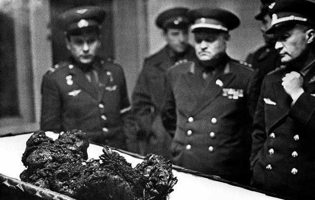 1967年4月24日，一个宇航员从太空坠落——降落伞没打开，他摔成了“一块烙铁”
