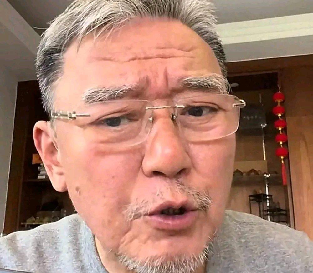 73岁的李立群曾是家喻户晓的老戏骨，他塑造过众多经典角色，像《春光灿烂猪八戒》里