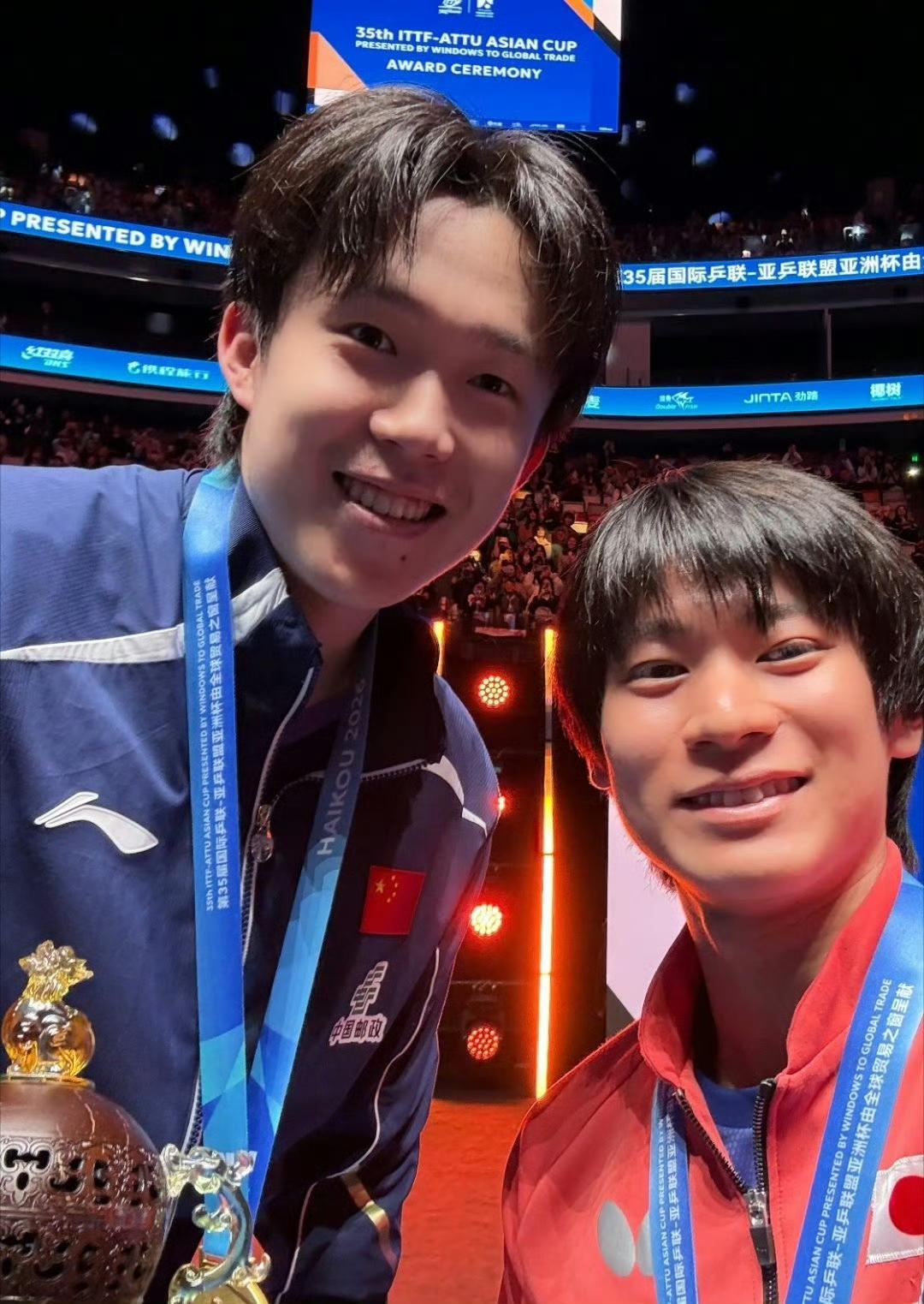 有球迷说，下图是户上隼辅结束亚洲杯，回家后发的朋友圈。

跟冠军合影，看得出来，