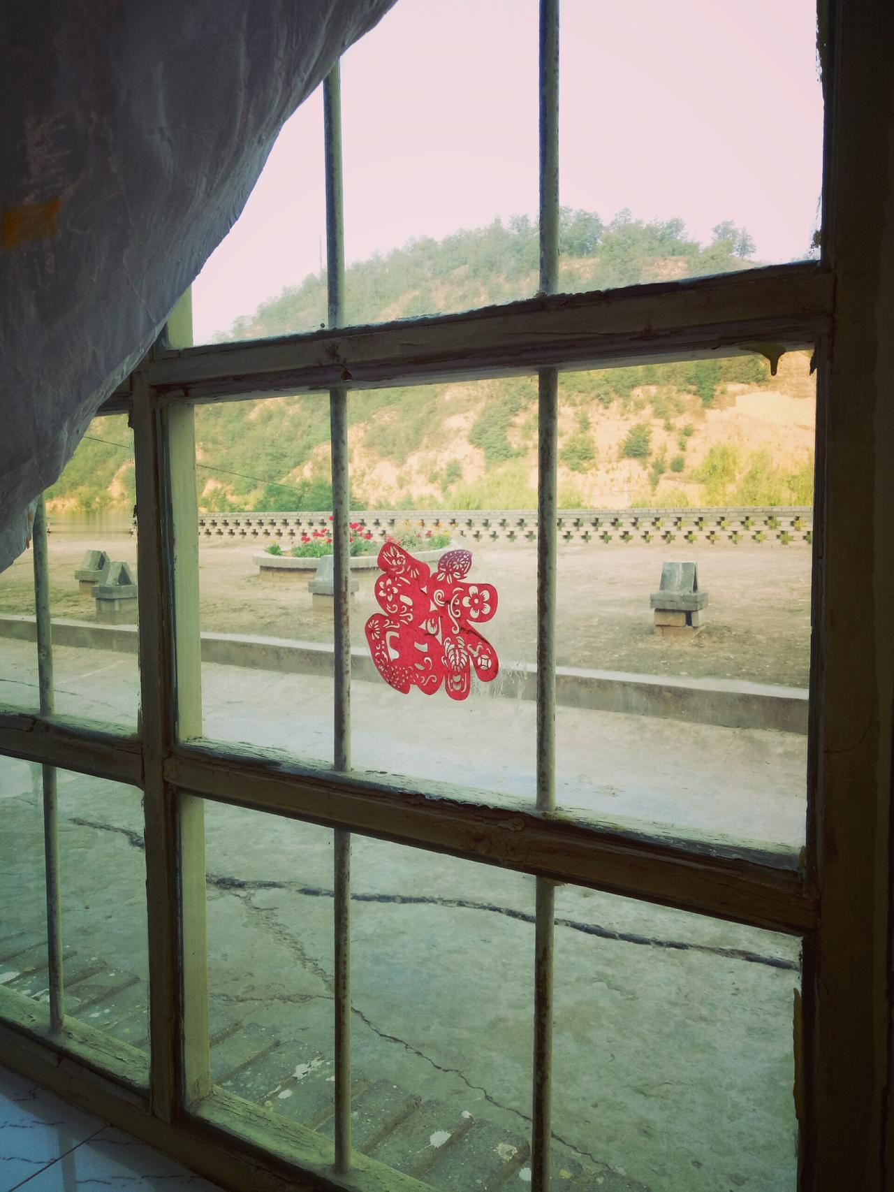 【旅行住窑洞是什么体验】前些日子自驾去了一趟延安，沿路半山腰上一排排的窑洞建筑很