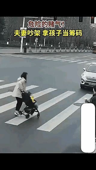 这个女子真是疯了，大马路上车流如梭，因为与丈夫吵架逼丈夫道歉，竟推着婴儿飞奔呼啸