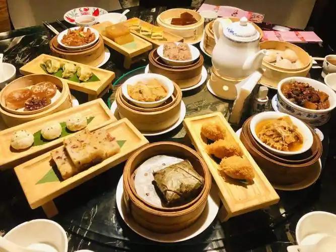 第一次知道原来在广东吃饭是需要强行交茶位费的。
 
有博主在广东餐厅就餐时，已明