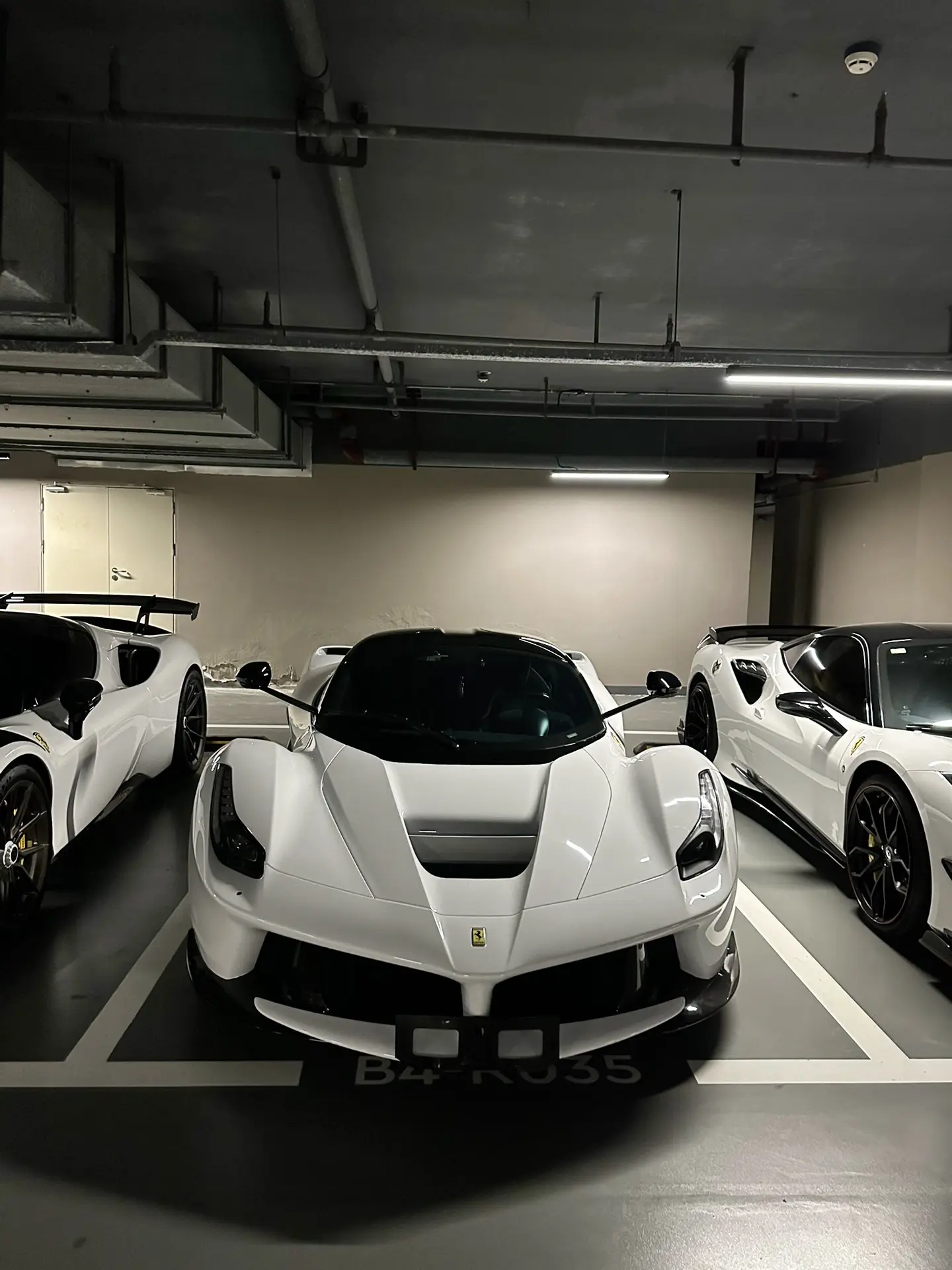 🤍白马王子LaFerrari.深圳某地库偶遇三神之首法拉利拉法，白色...