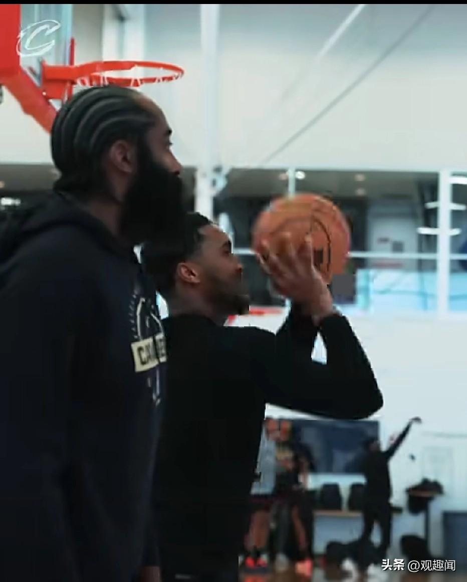 骑士全员备战公牛！
今天哈登带队骑士全员抵达客场完成备战训练。
全队状态火热、战