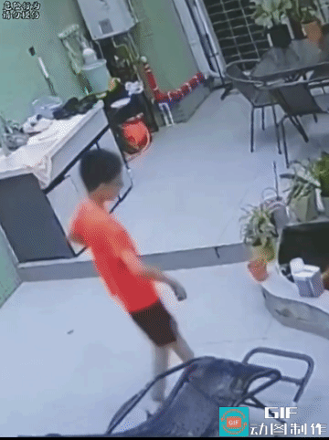 红衣男孩不惹事，但也不怕事。红衣男孩站起来后，没有一丝丝的犹豫，抱起了小男孩，摔