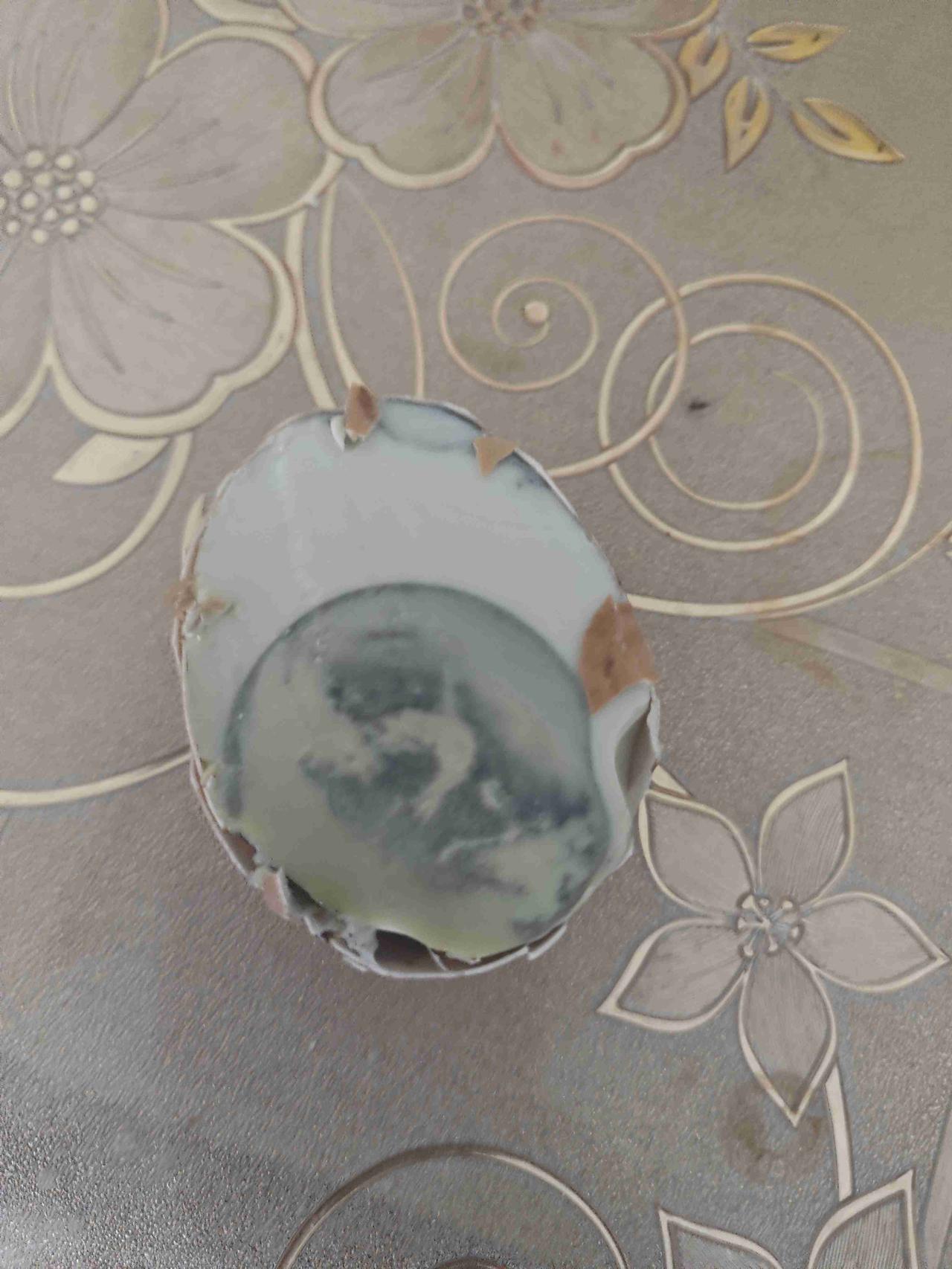 我的今日状态：😁轻松愉快
我这里的天气：☀️晴天
婆婆大人腌的咸鸡蛋，又臭了，