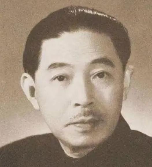 1928年，32岁的茅盾出轨23岁的女学生秦德君。不久后，秦德君怀孕，茅盾一把将