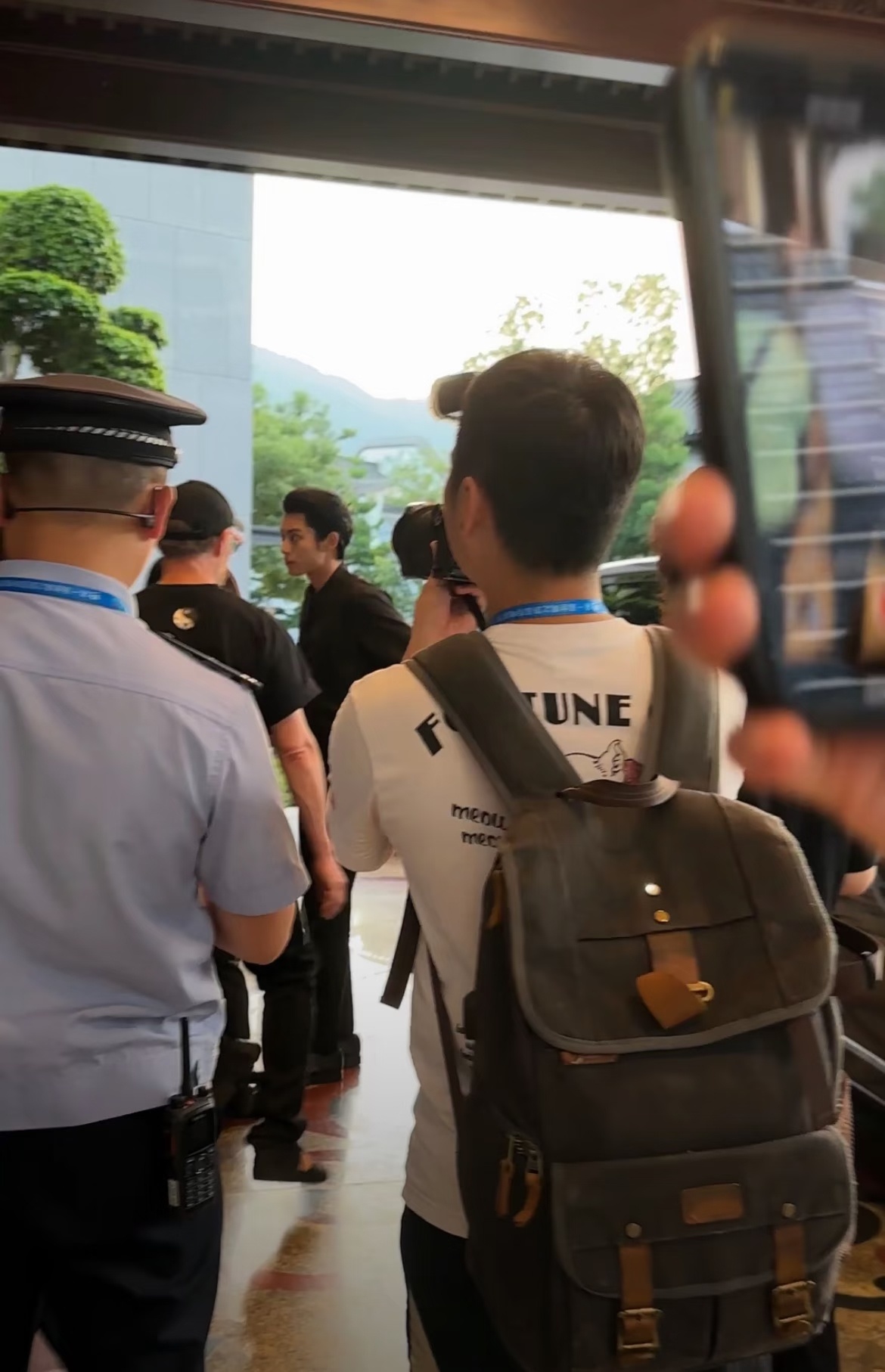 占比再小 也第一眼就能在人群中注意到的美貌，完全天生就该是所有人视线的聚焦点 