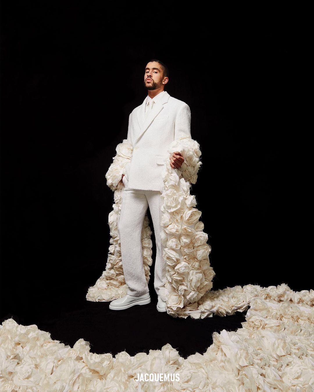 Bad Bunny 去年Met Gala 红毯带来Jacquemus 特别定制花