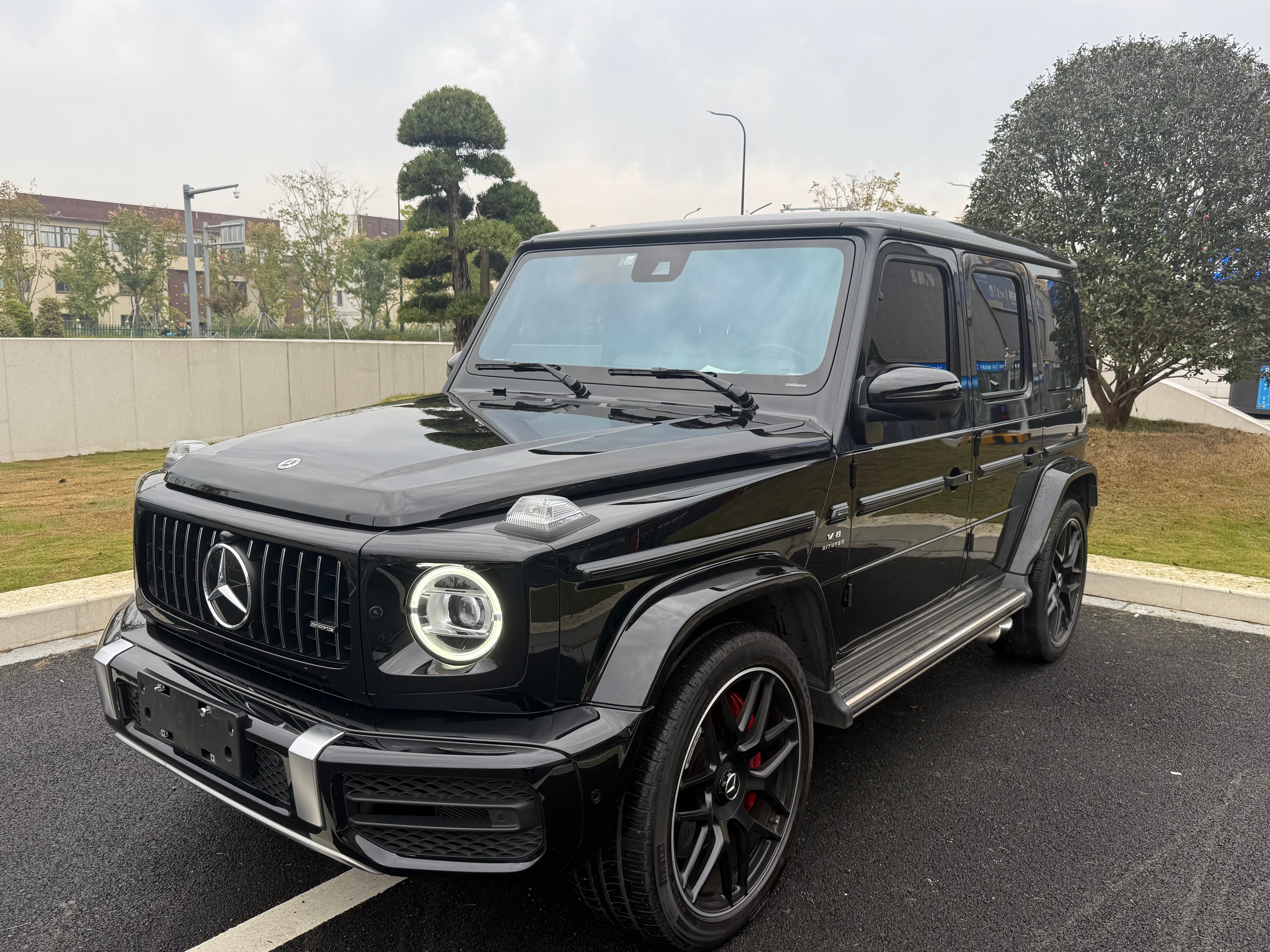 小姐姐一手开下来的G63，小小撞了一下，价格也折掉不少 