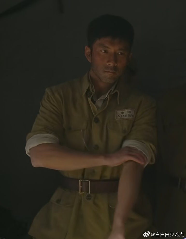 虽然但是我家孩子这个腰带扣得下摆衣服都整成裙子了足以见识家兔腰有多细...🥺 