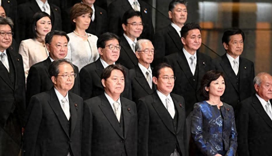 当全世界都在准备纪念一场正义审判的时候，有个邻居却在家里敲锣打鼓，给当年的头号侵