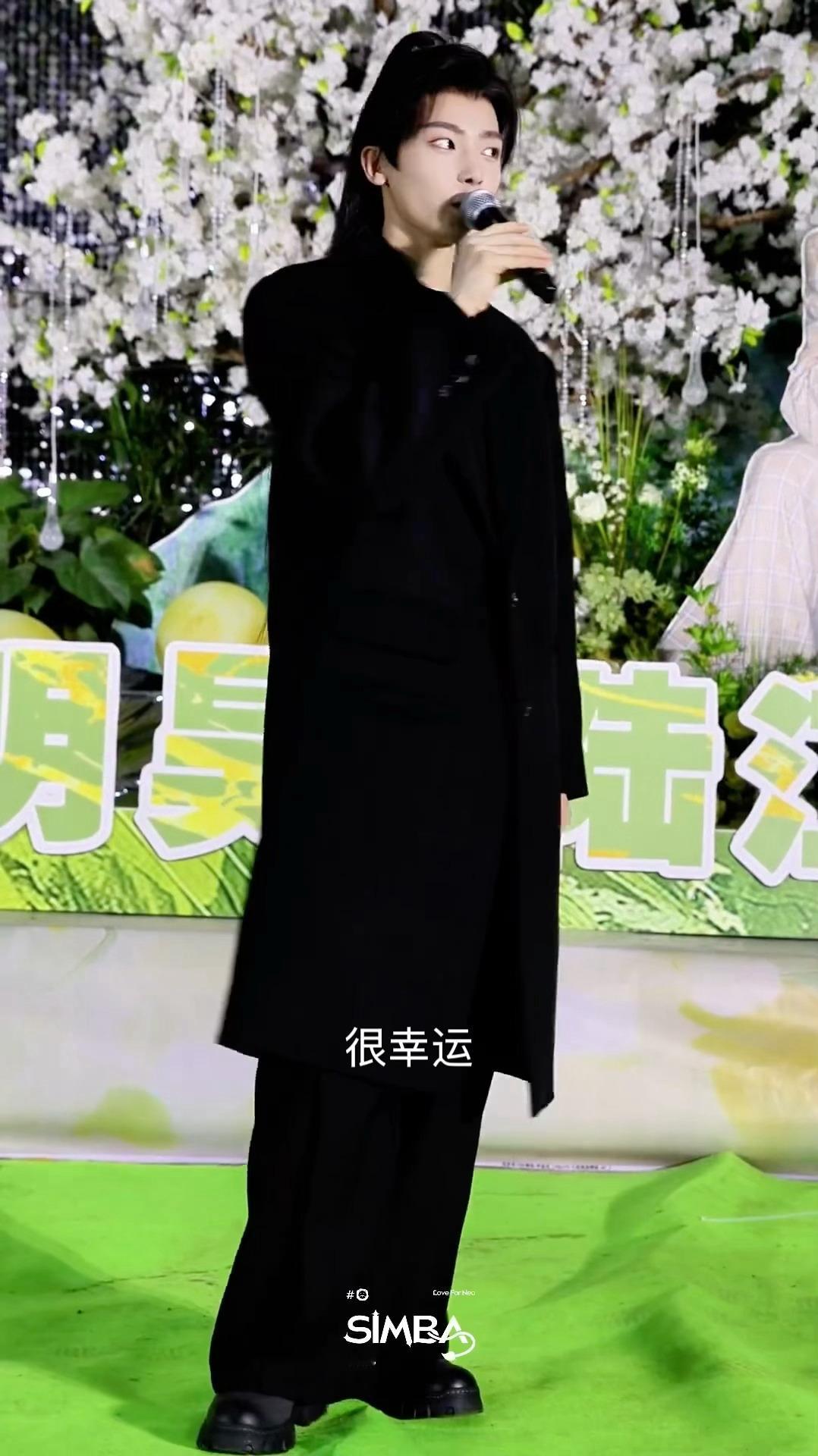 当我意识到侯明昊说了什么的时候已经来不及了眼泪就这样慢慢慢慢涨在了眼眶里他说，很