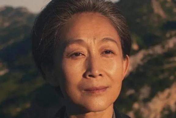 1971年，清华大学的叶文洁，背叛民族和人类，她擅自向宇宙中发射了强电波信号，8