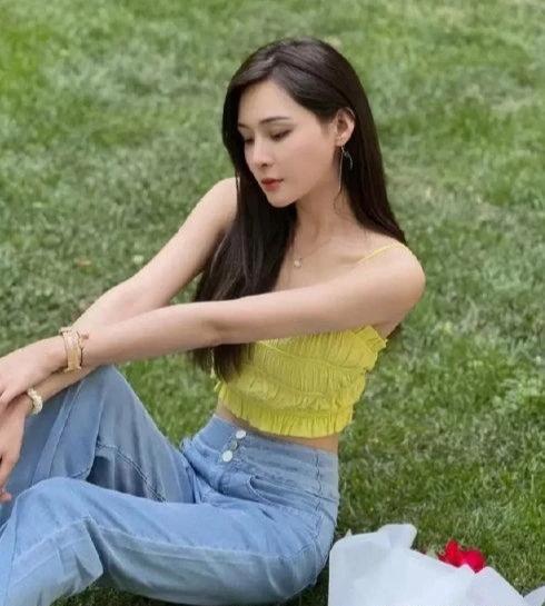 张颖颖向张兰宣战！
张兰说，张颖颖是大S安插在汪小菲身边的卧底。张颖颖回应称：所