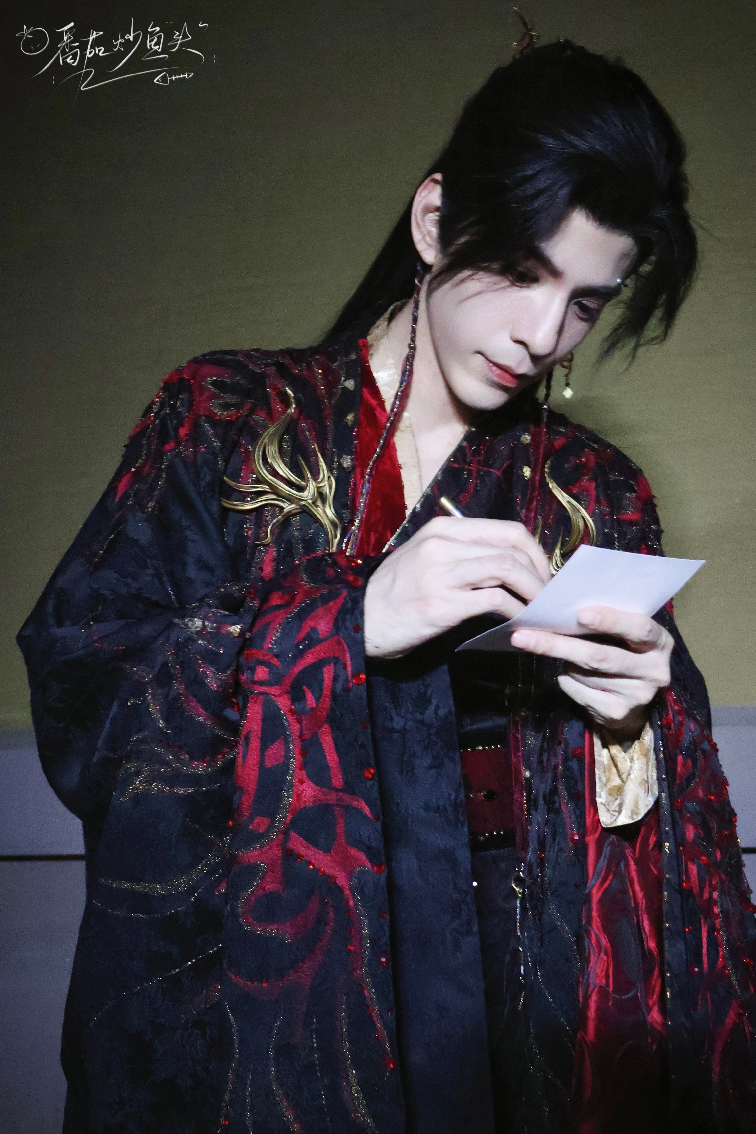 林柏叡  林柏叡 长夜行 又陪哥度过一年～带着两张谢工帅照提前祝大家新年快乐呀继