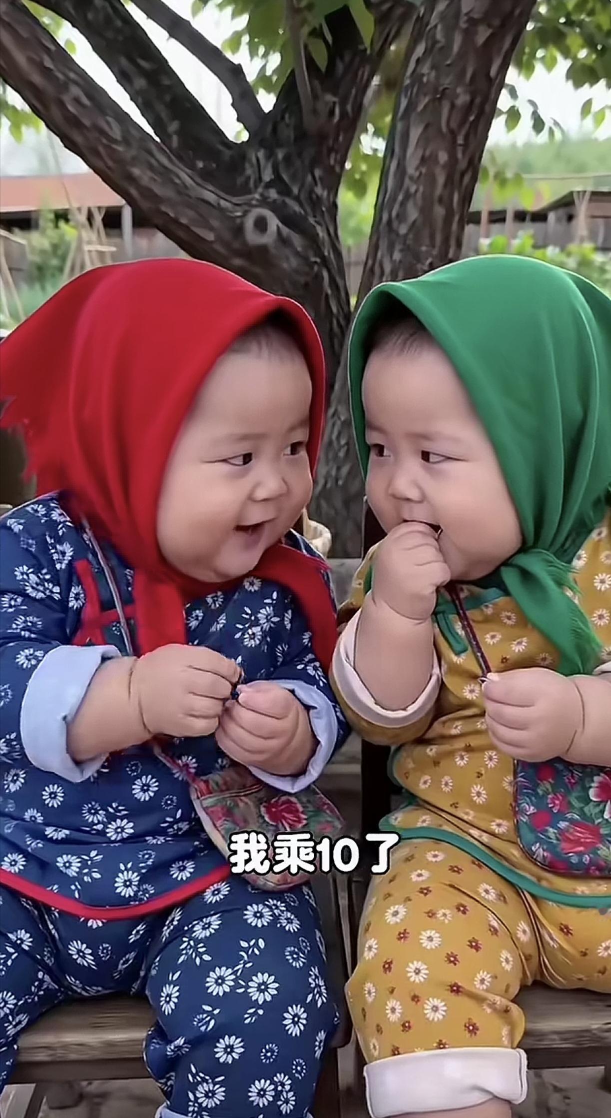 蓝宝宝：你妈一个月工资几千块钱呀？
黄宝宝：看不起谁呢？把千改成万。
蓝宝宝：那