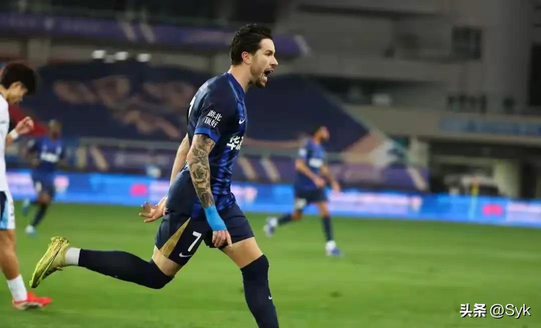 万万没想到，武汉三镇会4比1大胜大连英博！
 
赛前以为大连英博最多小负或者打平