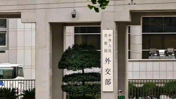 打狗不看主人？那就连人带狗一起晾着！中方今起制裁菲律宾防长特奥多罗全家——禁入内
