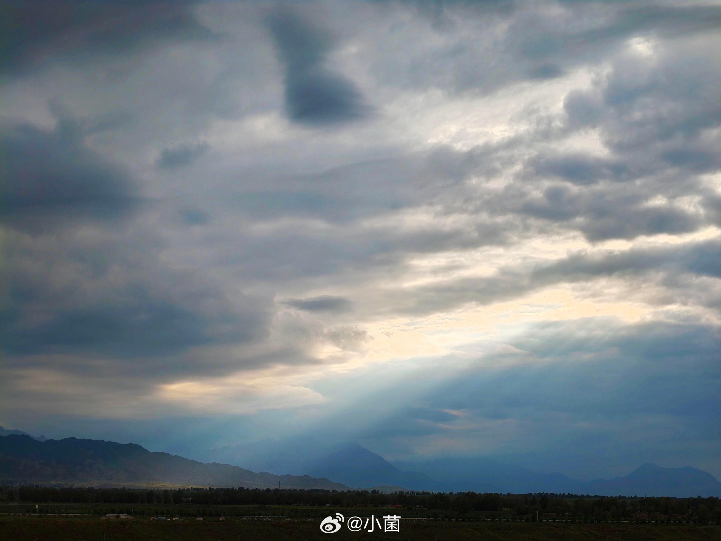 小菌 早安朋友们云层漏光，山野自愈。 