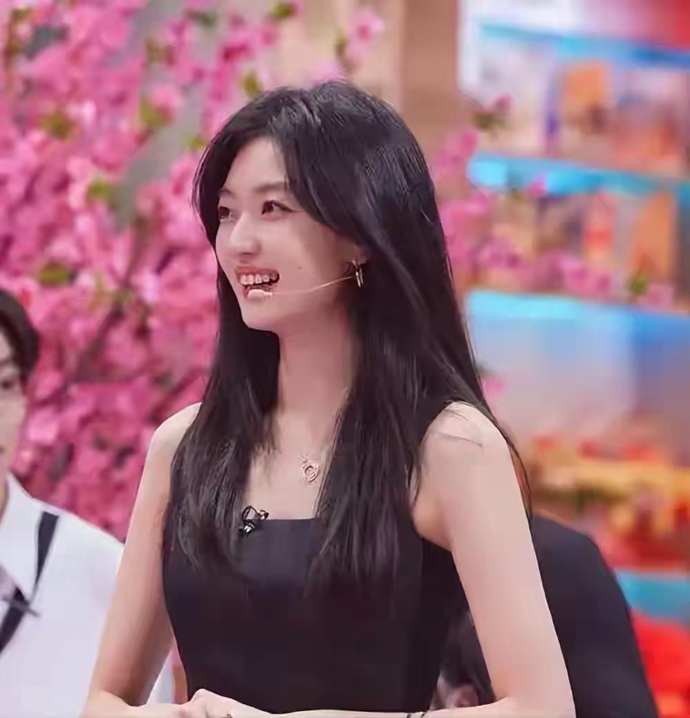 95后演员孙千的家庭背景被网友扒出，难怪她在圈里稳扎稳打还透着松弛感。她妈妈李奕