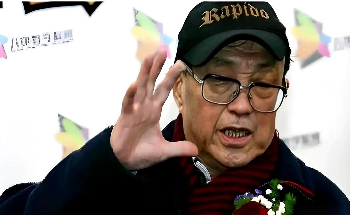 85岁，一个人，在老家酒店里，心脏不跳了。
这消息传出来，整个电影圈都静了一下。