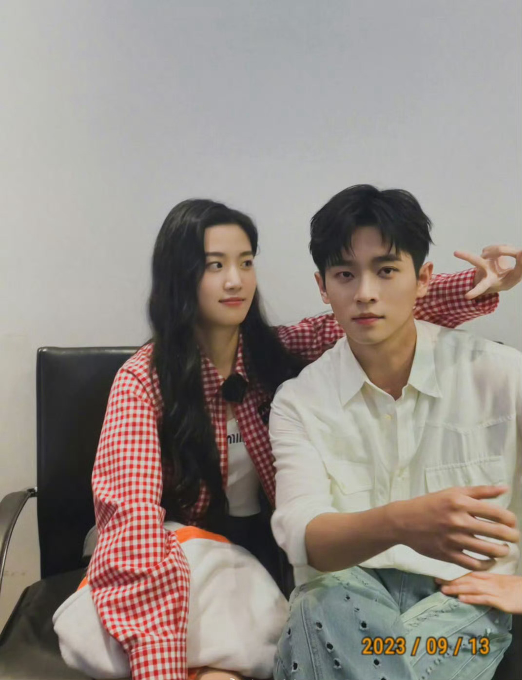 #这下谁还分得清营业和真情侣#不像真情侣，男方在避险，太紧绷 ​​​