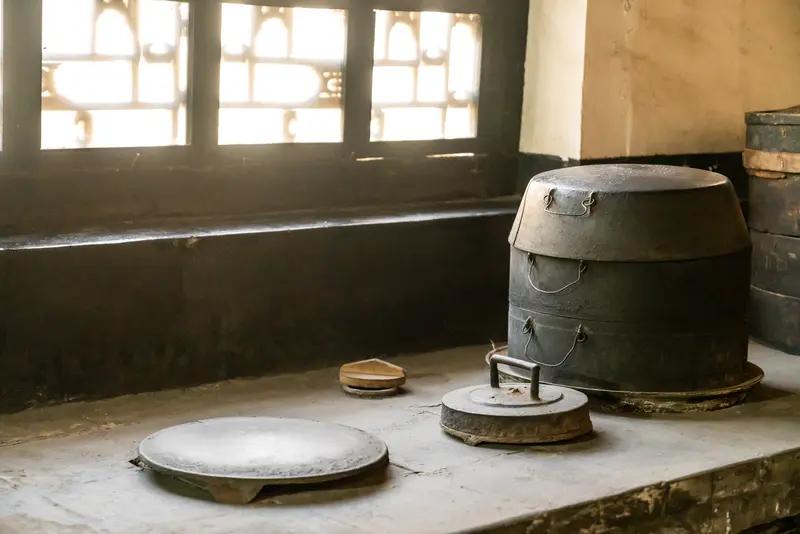 以前穷，大家却怀念，原因很多。以前物质虽匮乏，但精神富足。那时生活简单，吃饱穿暖