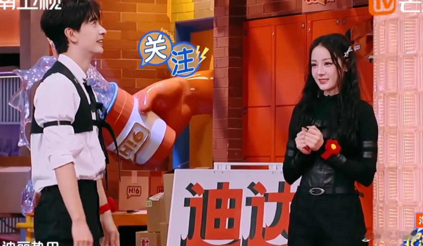迪丽热巴[超话]迪丽热巴被砸先关心高颅顶迪丽热巴：可以被砸但发型要稳！高颅顶安危