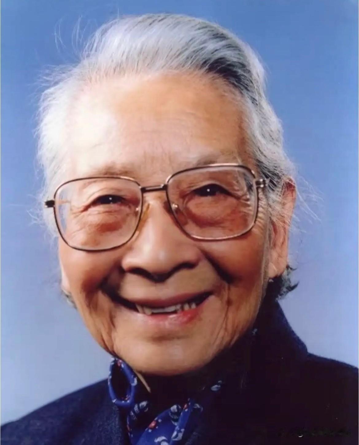 站在韶山毛主席故居院内，心中万般感慨。当年89岁高龄的雷洁琼先生到访此地，目睹伟
