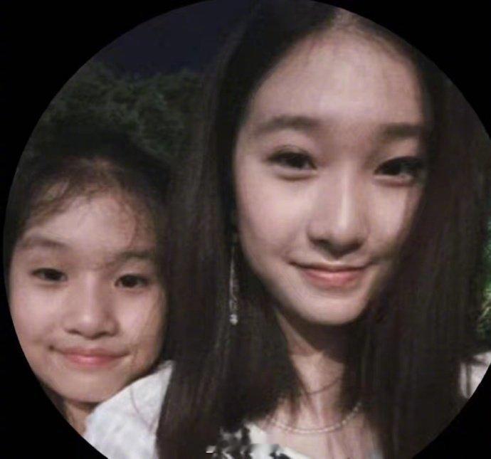 马伊琍文章大女儿为妹妹庆生  文章马伊琍的大女儿文君竹，近日晒出了姐妹俩的合照，