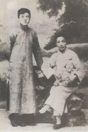 张闻天与友人汪馥泉(右)1922年春合影于上海。汪怀中的婴儿是张闻天的长女维英。