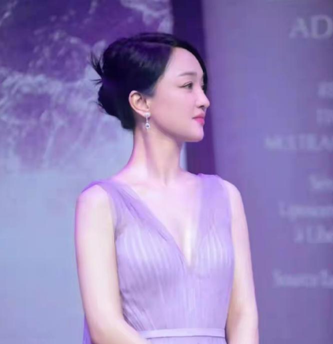 才发现，这些旗帜女明星竟然都是浙江的，个个温婉又有实力
周迅、汤唯是顶尖的，周迅
