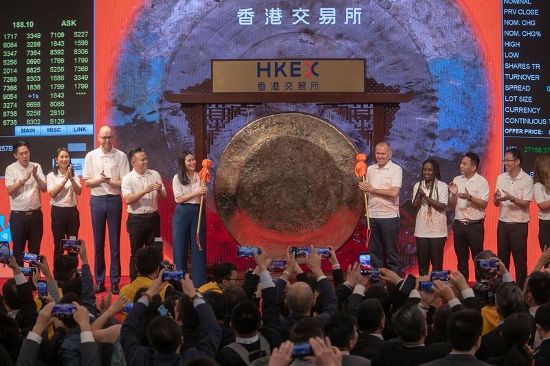 赛力斯港股上市这事儿，真有点让人摸不着头脑。11月5日，它正式在港交所上市，成了