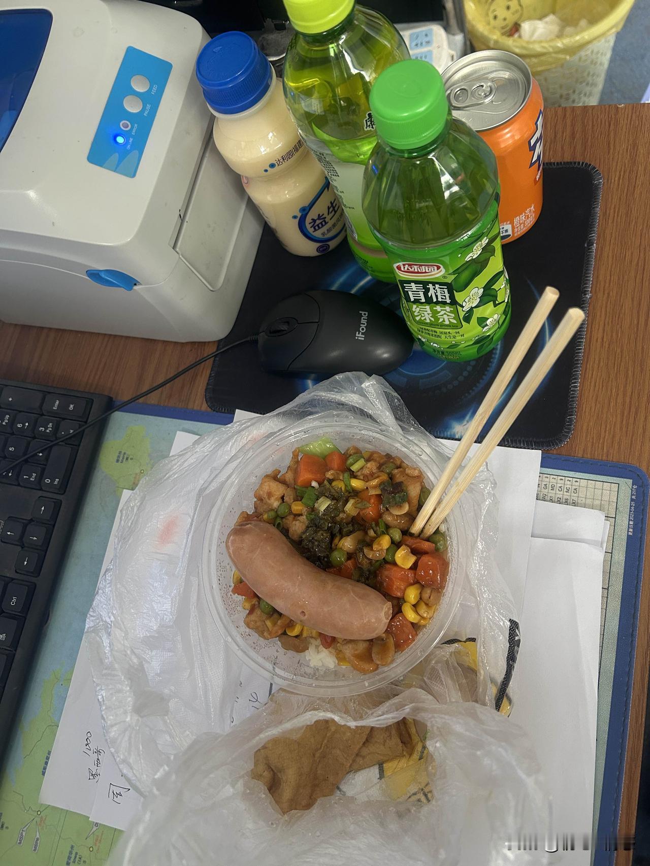 办公桌上的午餐时间，健康与美味并存！🍜💻年年顺顺利利，求下联 韩红性格鲜明,