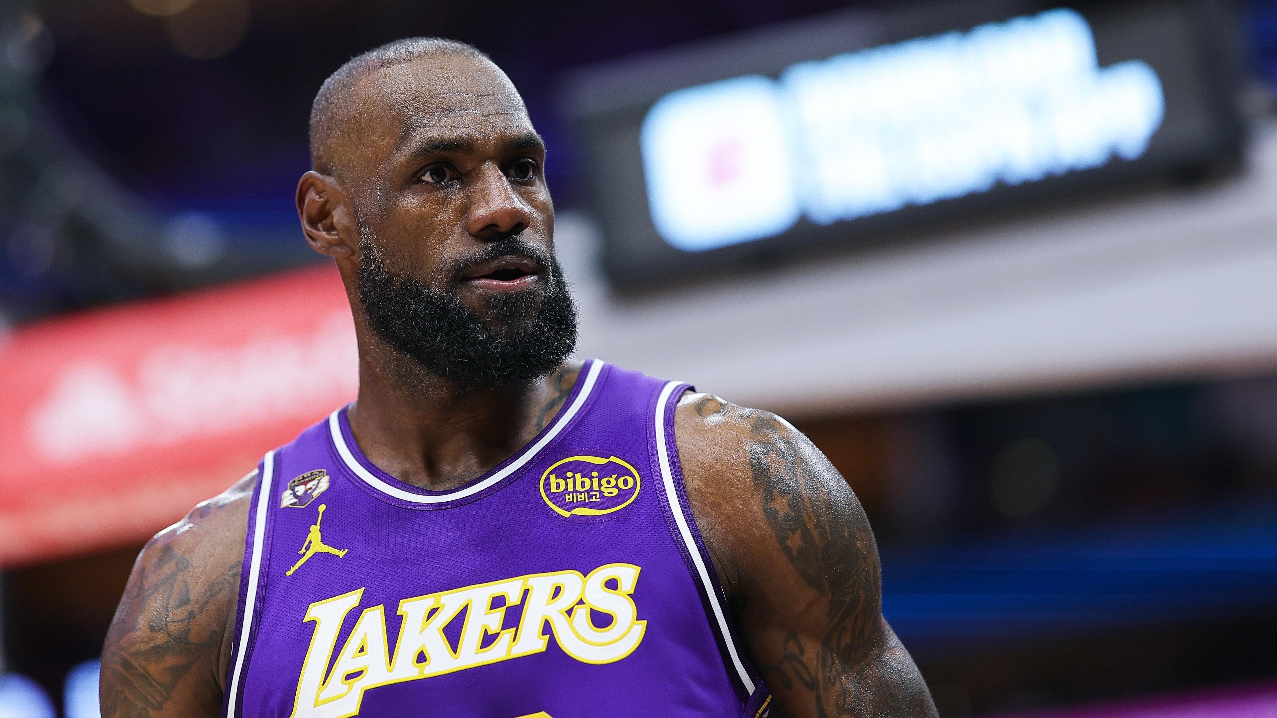 詹姆斯缺战雷霆 4月8日湖人对阵雷霆，詹姆斯因左脚伤病管理缺阵。加上东契奇、里夫