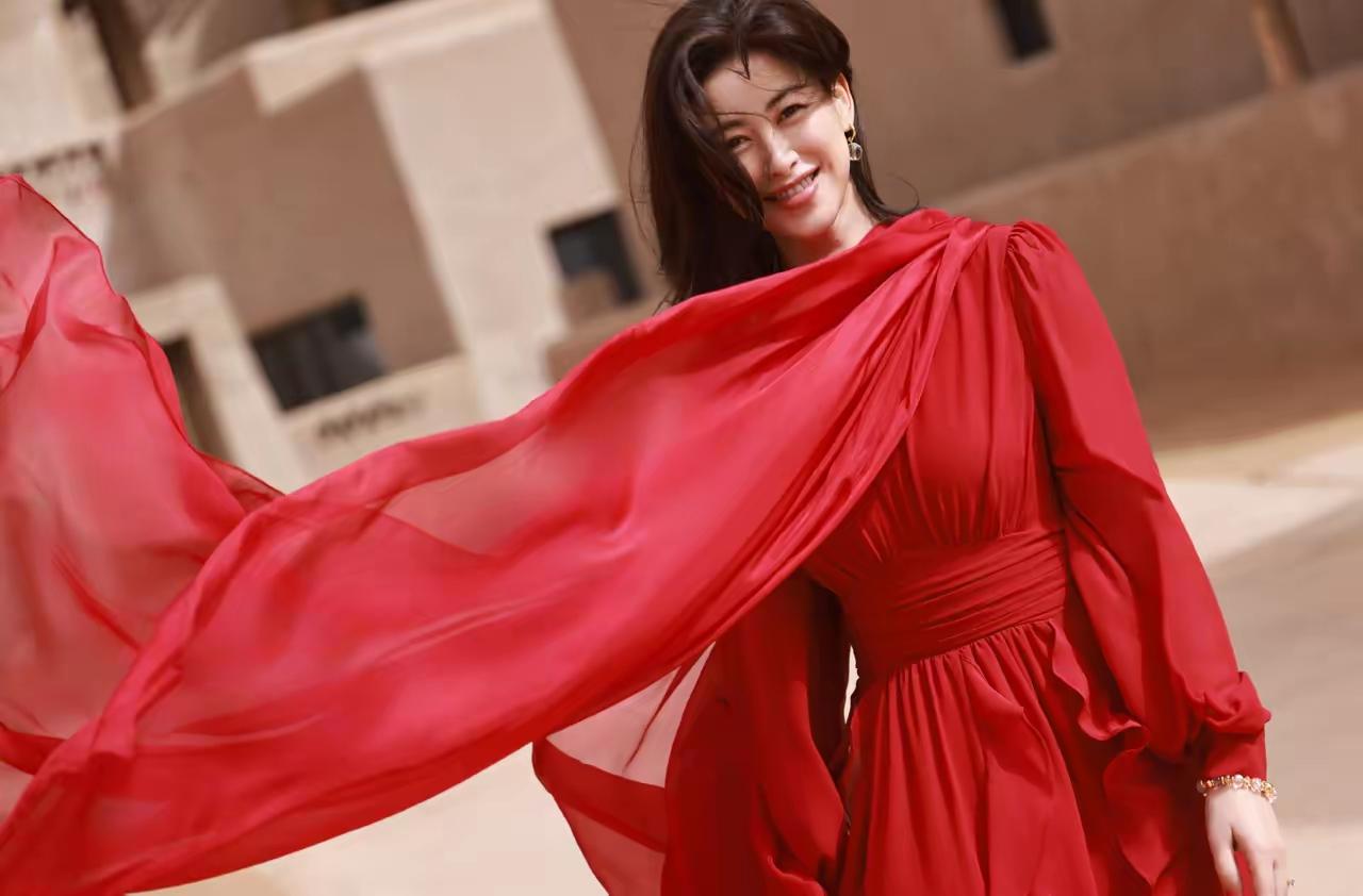 美女壁纸～大漠孤烟下，红裙是最烈的浪漫
朱珠一袭红裙漫步黄沙之上，轻纱翻飞间，是