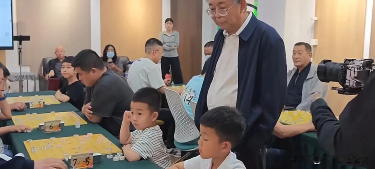 昨天，在“棋门小帅”主办的棋艺智慧争霸赛场上。
     特级象棋大师李来群站在