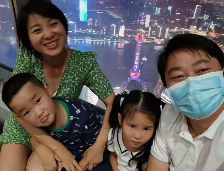 张雪事迹告诉我们，学历并不是唯一能够走向成功。
 
而是干喜欢的事有锲而不舍的精