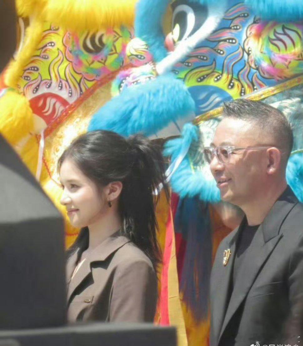 张婧仪在太阳底下好美呀 ​​​
