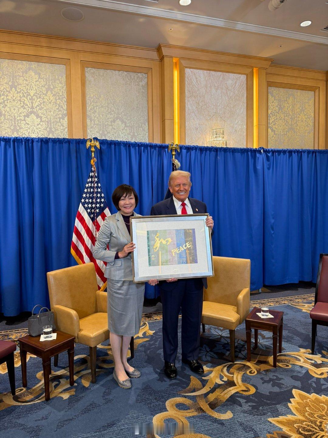 特朗普访问日本 特朗普与安倍夫人安倍昭惠会面，收到了一份精美的礼物——由她亲手创