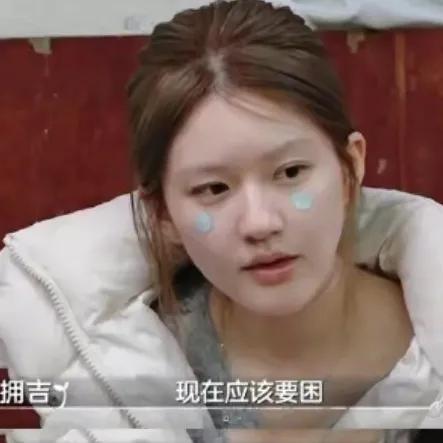 赵露思毕竟不是劣迹艺人，
与经纪公司大战的硝烟淹没不了她，
因为想要接盘她的公司
